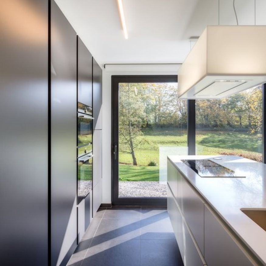 villa-moderna-serramenti-cucina-aluk-home